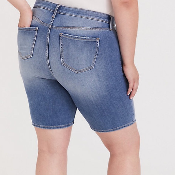 TORRID NWT PLUS SIZE JEAN SHORTS - Picture 2 of 6